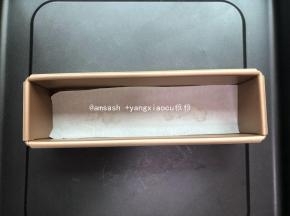 剪好油纸铺垫在模具中，以便烤好出炉更容易脱模