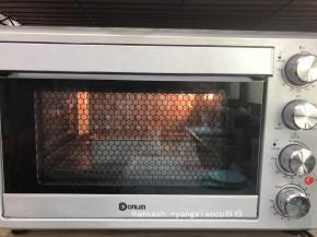 送入已预热好温度的烤箱中烤上火120度下火150度约40分钟