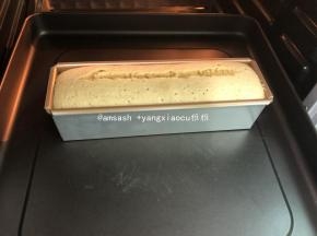 烘烤20分钟后，拿出蛋糕用刀子在表面划一刀。继续送入烤箱烘烤约20分钟