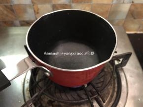 蛋糕烤制期间制作咖啡糖水：将20g砂糖和20g的咖啡混合一起，入小锅中加热煮沸搅拌均勻砂糖溶解，晾凉备用