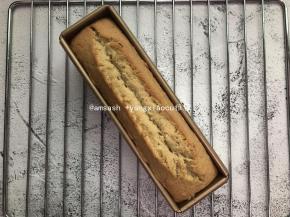 蛋糕出炉震一下即可把蛋糕脱模，移至烤网中晾凉