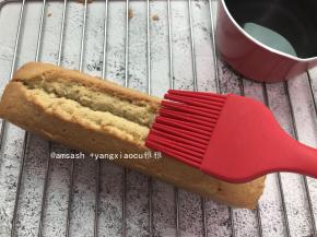 然后刷上咖啡糖水，刷好用保鲜袋装好密封，放冰箱第二天切块食用（其实磅蛋糕放3天更好吃哦）
