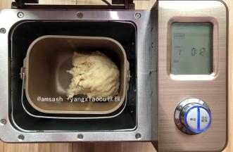 所有材料都称好，除了黄油，其它所有的材料都投进面包机启动和面功能先选择10分钟