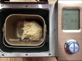 所有材料都称好，除了黄油，其它所有的材料都投进面包机启动和面功能先选择10分钟