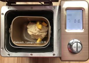 然后看一下状，揉成光滑的面团，加入切小块的黄油揉至扩展阶段