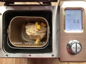 然后看一下状，揉成光滑的面团，加入切小块的黄油揉至扩展阶段