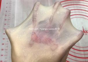 揉至完成扩展，可拉出薄而有韧性的手套膜