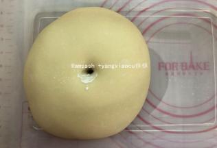 发至1.5倍大,手指先沾上面粉，在面团表面上戳洞，若孔洞没有回缩就是发酵完成