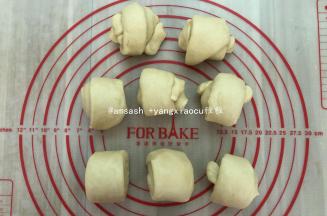 把面团分成8等份，滚圆后盖保鲜膜松弛20分钟