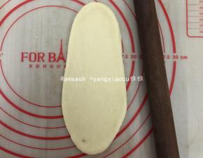 取出松弛好的面团擀成椭圆形