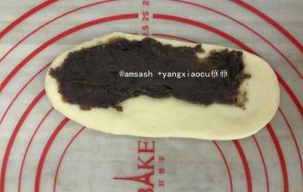 在面片一半的位置上均匀的铺上豆沙馅