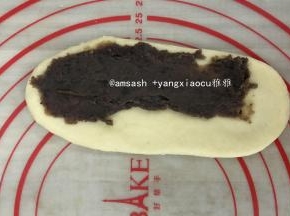 在面片一半的位置上均匀的铺上豆沙馅