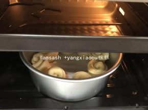 把卷卷均匀的排入8寸模具，放进烤箱内发酵至两倍大