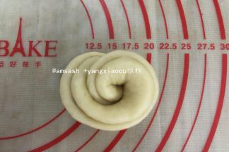 然后轻轻地从上向下卷起来，收口捏紧，收口捏紧，收口捏紧，重要的事情说三次，一招，巧妙变成了一朵美丽的玫瑰花啦