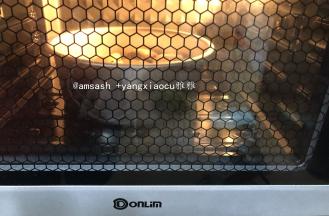 发酵好的面胚送进预热好的烤箱，上火130度下火160度，烘烤18分钟（每家烤箱温度不同，请按自家烤箱脾气调整时间与温度），顶部上色要及时盖锡纸，出炉后立刻取出放晾晒网上，还有余温时密封保存