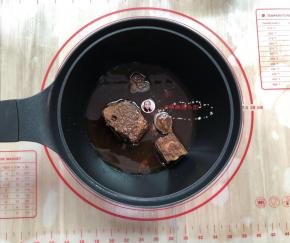 把称好的水和红糖混合在一起