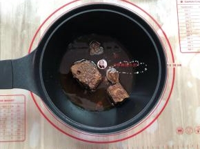 把称好的水和红糖混合在一起