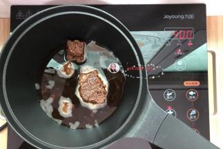 放在陶瓷炉上用小火煮至红糖溶化，然后用大火煮开