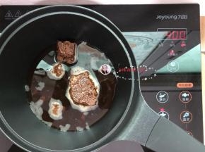 放在陶瓷炉上用小火煮至红糖溶化，然后用大火煮开