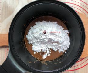 把剩下的另一半粉也加入，快速的搅拌，按压