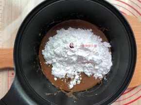 把剩下的另一半粉也加入，快速的搅拌，按压