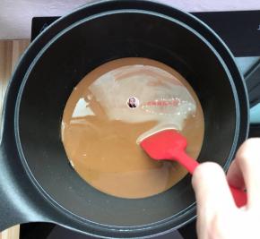  先把奶锅离火，搅拌至木薯淀粉看不见干粉,这一是最关键的一步，再次把奶锅放在电陶炉上，用小火，不停的搅拌着粉糊，一定要不停的搅拌，以防粘底，搅拌至能看到陪分粉糊变透明