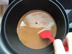  先把奶锅离火，搅拌至木薯淀粉看不见干粉,这一是最关键的一步，再次把奶锅放在电陶炉上，用小火，不停的搅拌着粉糊，一定要不停的搅拌，以防粘底，搅拌至能看到陪分粉糊变透明