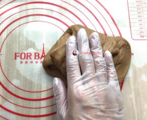 戴上手套把粉团揉均匀，揉至见不见干粉，或颗粒