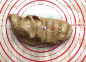 把粉团移至硅胶垫或按板上