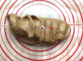 把粉团移至硅胶垫或按板上