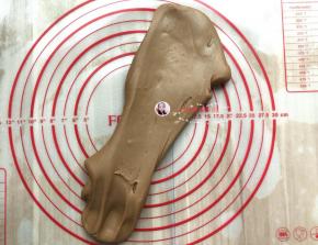 成功的粉团是有弹性的，搓开有延展性的，如图