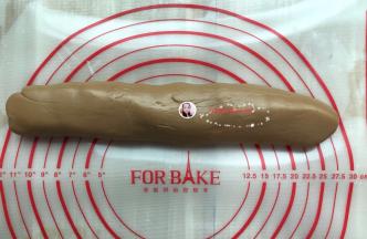 揉好的粉团搓成条状