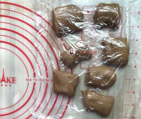 把粉团分割后用保鲜膜盖住，以防表面风干