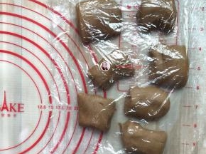 把粉团分割后用保鲜膜盖住，以防表面风干