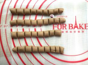 把小的粉团搓成细长条，用刮板切成自己喜欢的大小
