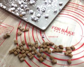 切好的珍珠胚把它搓圆，然后用干的木薯淀粉裹均匀以防粘黏，全部完成后用保鲜袋装好密封