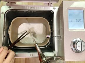 把称好的红薯都倒入面包机桶内，另外准备400克的水烧开，烧水的其间，当水烧开的时候，还要让它继续烧多2分钟，这样水才能达到想要的热度，烧开后立刻拿出倒入红薯粉中，倒开水的同时要用筷子搅拌红萝粉，当红薯粉立刻能有一半能成团，这时候就可以停止加水了