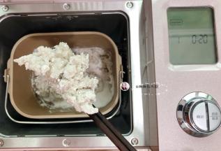 搅拌好的红薯粉团如图，粉团能裹在筷子上，这时可以启动面包机的揉面功能揉至粉团看不见干粉