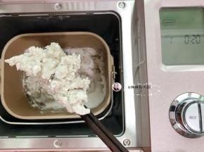搅拌好的红薯粉团如图，粉团能裹在筷子上，这时可以启动面包机的揉面功能揉至粉团看不见干粉