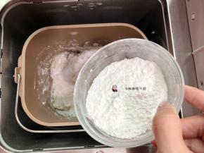 大概揉了8分钟，这时可加入80克的粘米粉