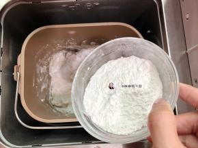 大概揉了8分钟，这时可加入80克的粘米粉