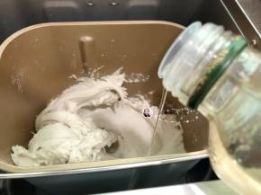 揉至最后剩6分钟的时候加入15玉米油，继续揉至粉团光滑