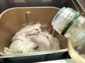 揉至最后剩6分钟的时候加入15玉米油，继续揉至粉团光滑