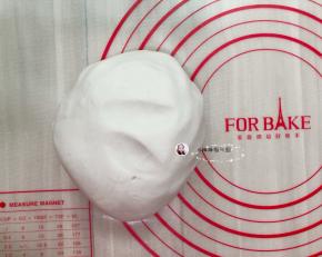 拿出粉团揉圆，用保鲜膜盖住，松弛10分钟