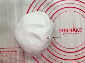 拿出粉团揉圆，用保鲜膜盖住，松弛10分钟