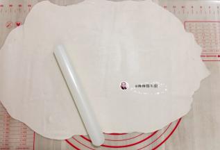 把粉团擀成薄片