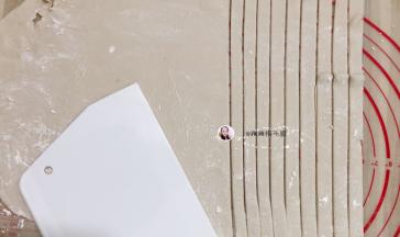 用刮板切成条状