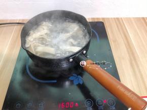 奶锅注入水，锅炉烧开，加入粉皮，煮至浮面，粉皮变透明，这时粉皮就煮熟了,捞出放入凉开水中，这个步骤是为了粉皮更劲道