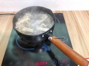 奶锅注入水，锅炉烧开，加入粉皮，煮至浮面，粉皮变透明，这时粉皮就煮熟了,捞出放入凉开水中，这个步骤是为了粉皮更劲道