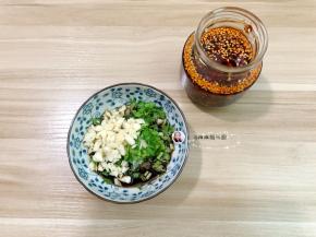 把蒜头切成末，葱切成葱花，加入1勺生抽1勺陈醋少许麻芝油，1勺油泼辣子，(不喜欢麻的可省略)
